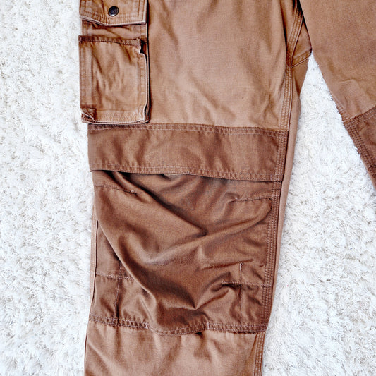 Einzigartige und nachhaltige Vintage Hose in caramell von Carhartt. Unique and sustainable vintage pants in caramell from Carhartt. Close-up.