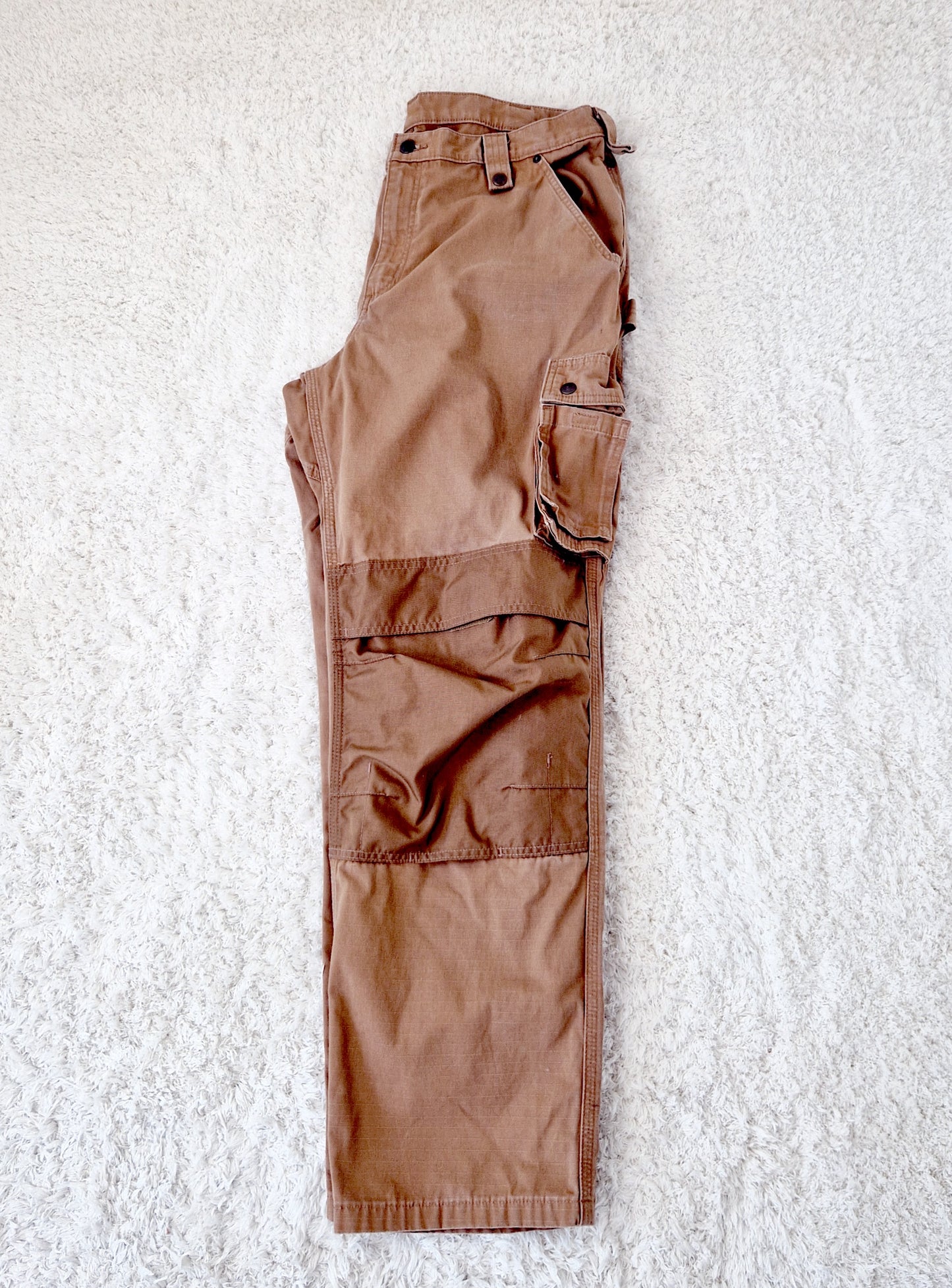 Einzigartige und nachhaltige Vintage Hose in caramell von Carhartt. Unique and sustainable vintage pants in caramell from Carhartt. Side.