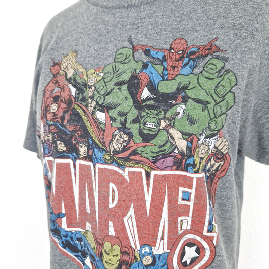 Einzigartiges und nachhaltiges Vintage T-Shirt in grau-rot-grün mit Marvel Figuren. Close-up.