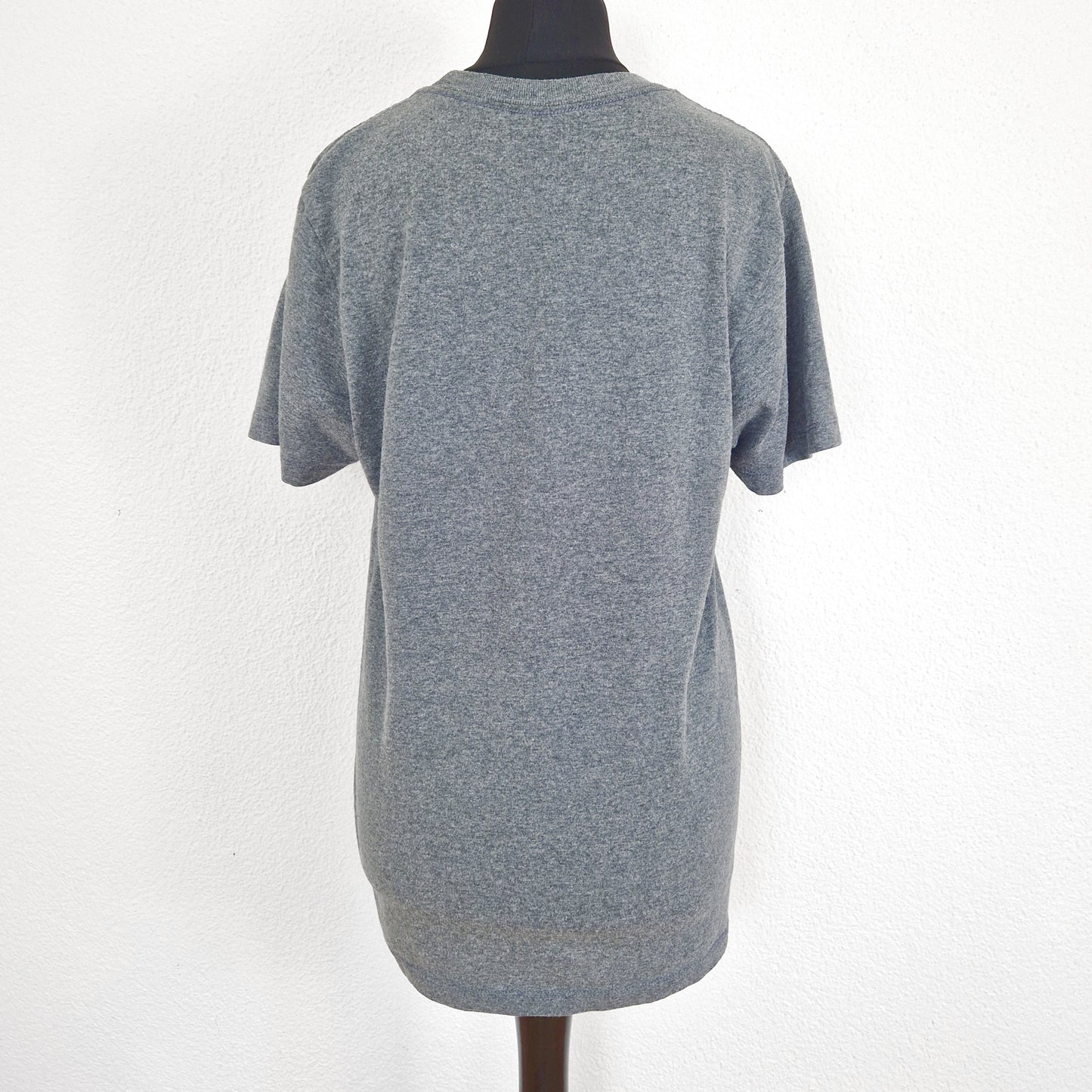 Einzigartiges und nachhaltiges Vintage T-Shirt in grau-rot-grün mit Marvel Figuren. Back.