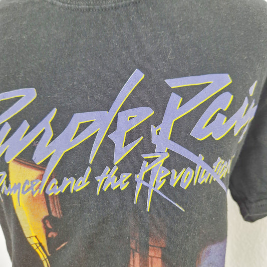 Einzigartiges und nachhaltiges Vintage T-Shirt in schwarz-violett-gelb, Purple Rain. Close-up.