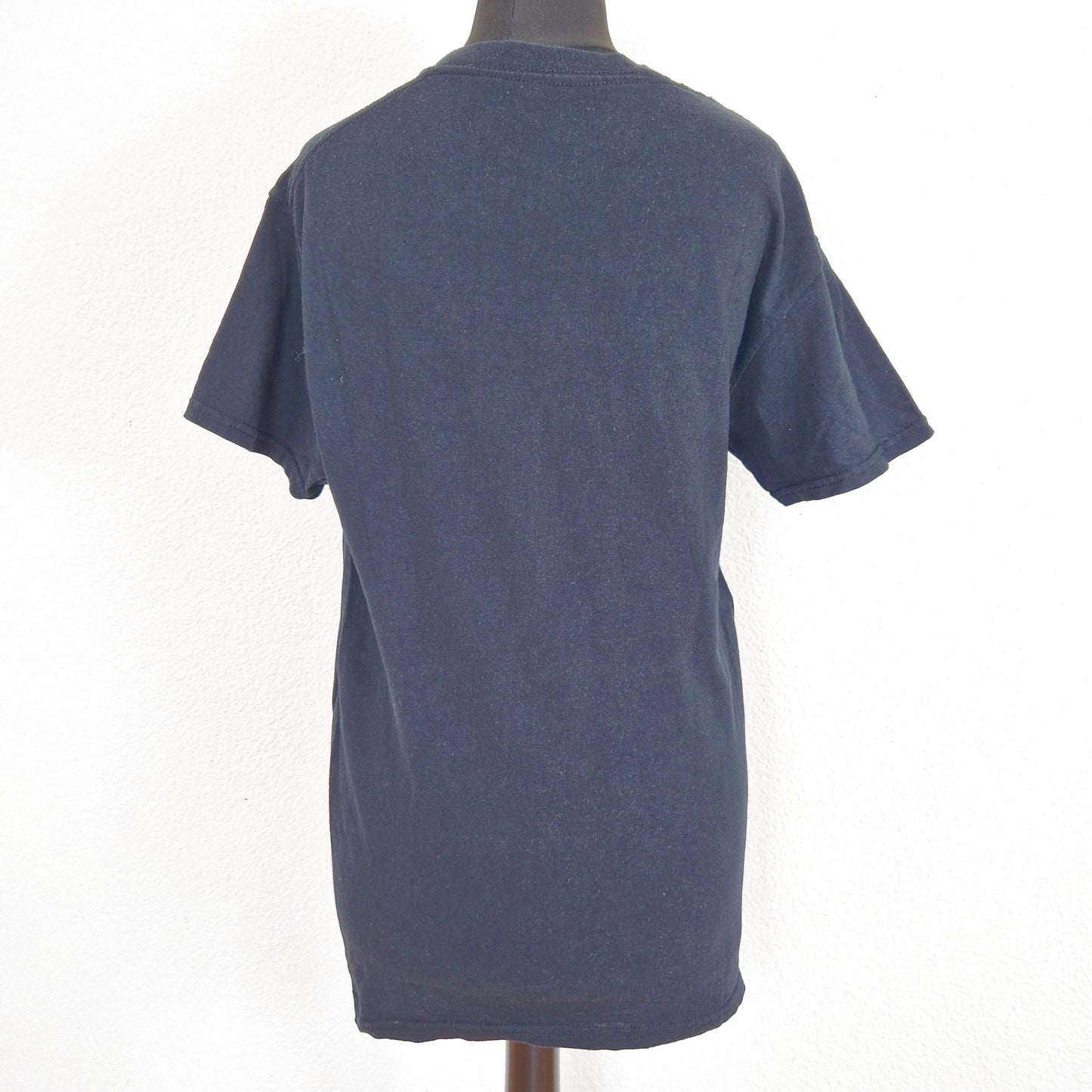 Einzigartiges und nachhaltiges Vintage T-Shirt in schwarz-violett-gelb, Purple Rain. Back.