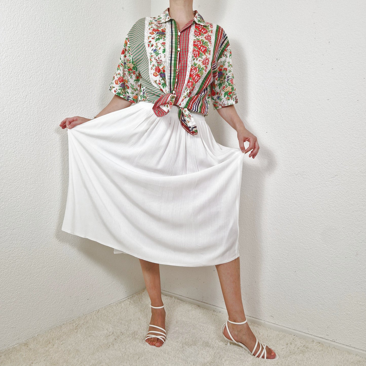Einzigartige und nachhaltige Vintage Bluse in weiss-rot-grün mit Blumen. Unique and sustainable vintage blouse in white-red-green with flowers. Model.