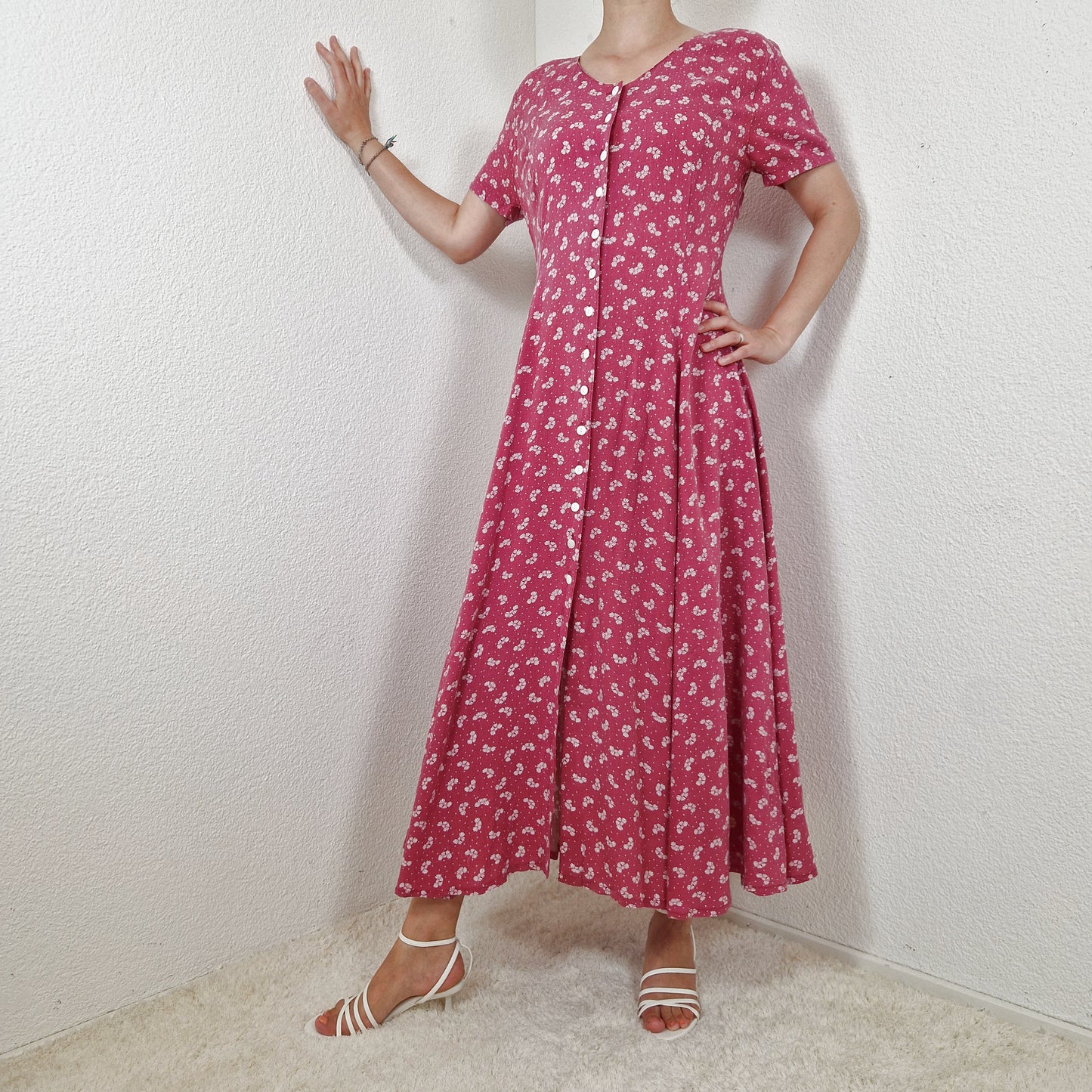 Einzigartiges und nachhaltiges Vintage Kleid, Kurzarm, in himbeer-weiss. Unique and sustainable vintage dress, short sleeves, in raspberry-white. Model.