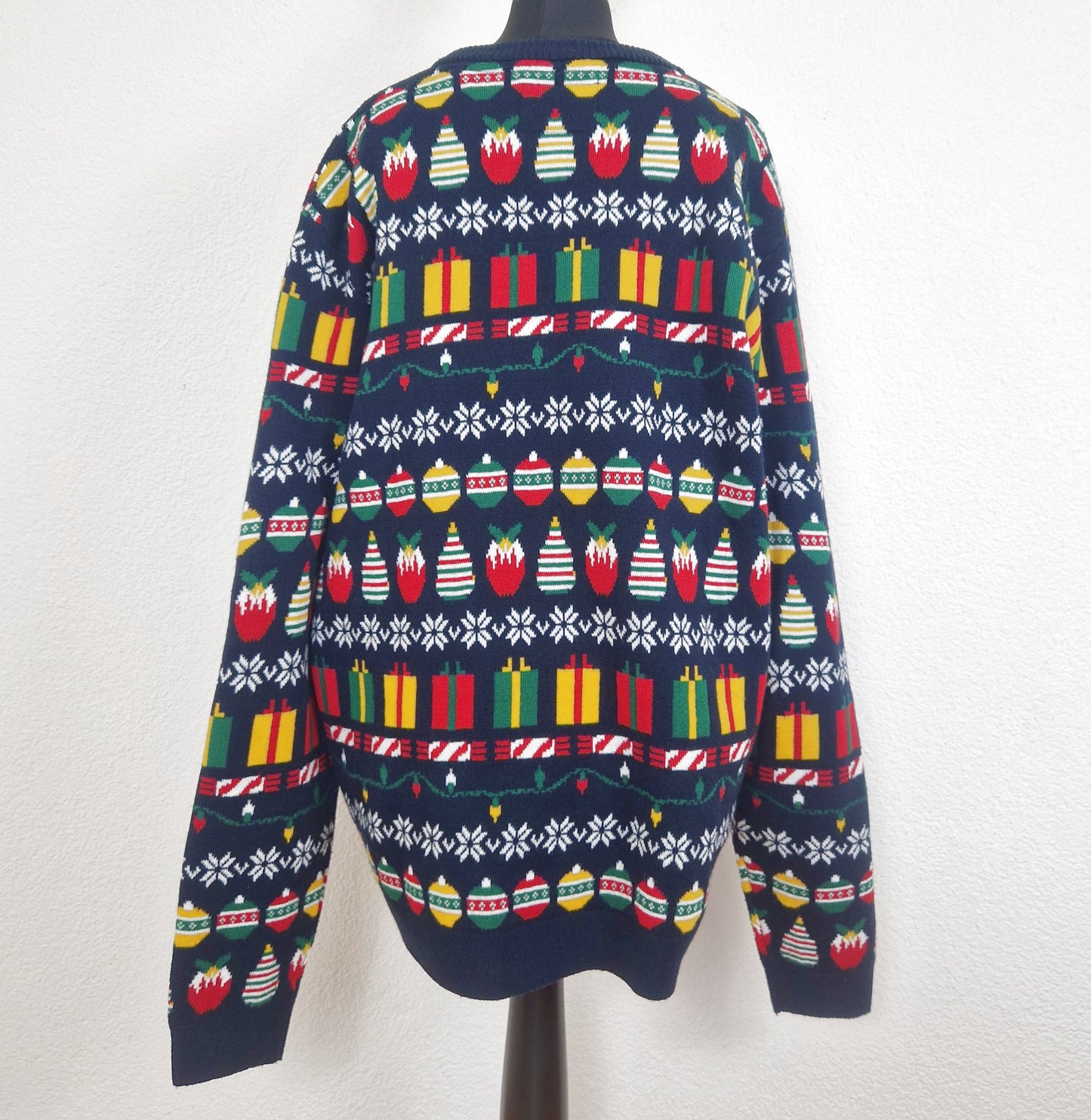 Einzigartiger und nachhaltiger Vintage Pullover in dunkelblau-rot-gelb mit Schneeflocken. Unique and sustainable vintage pullover in dark blue-red-yellow with snow flakes. Back.