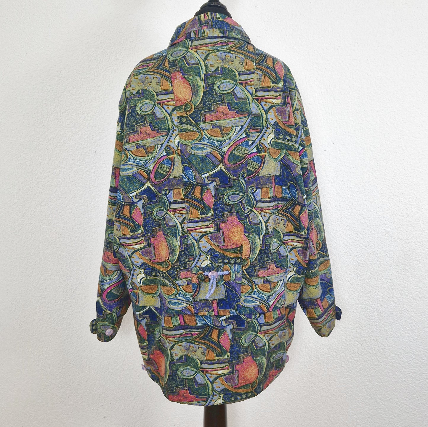 Einzigartige und nachhaltige Vintage Jacke in grün-blau-pink mit Schulterpolstern. Unique and sustainable vintage jacket in green-blue-pink with shoulder pads. Back.