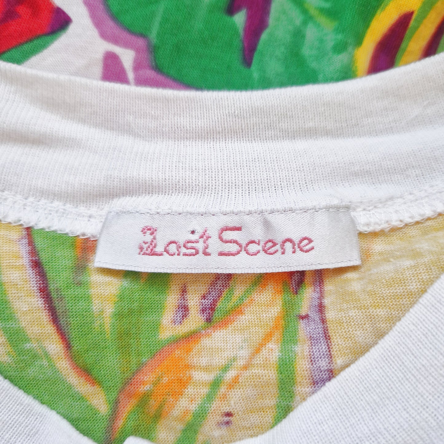 Einzigartiges und nachhaltiges Vintage T-Shirt in weiss-rot-grün mit Früchten. Tag.