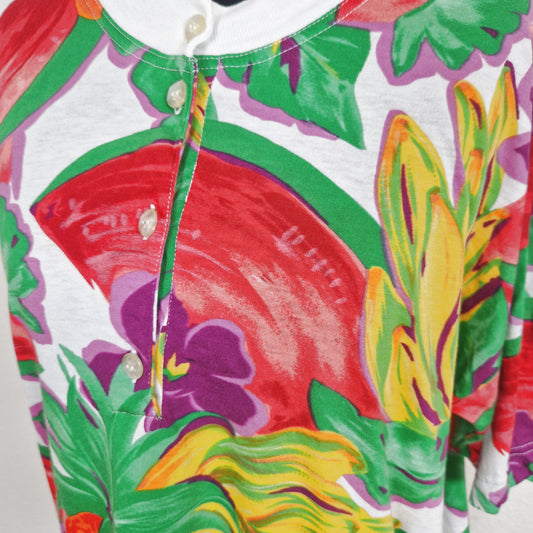 Einzigartiges und nachhaltiges Vintage T-Shirt in weiss-rot-grün mit Früchten. Close-up.