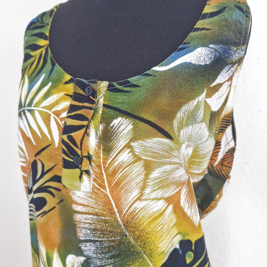 Einzigartiges und nachhaltiges Vintage Top in grün-ocker-weiss mit Blättern und Blumen. Close-up.