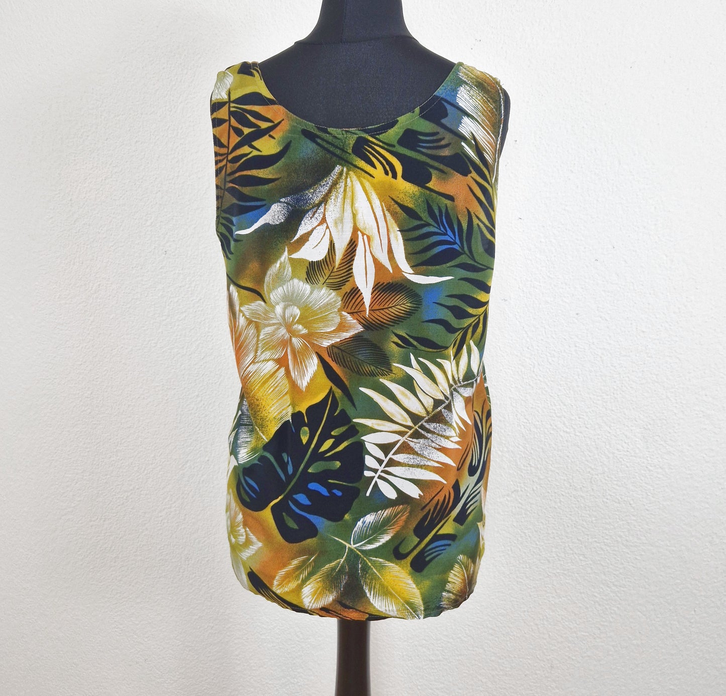 Einzigartiges und nachhaltiges Vintage Top in grün-ocker-weiss mit Blättern und Blumen. Back.