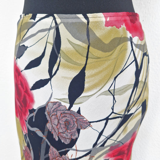 Einzigartiger und nachhaltiger Vintage Rock in khaki-rot-schwarz mit Rosen. Close-up.
