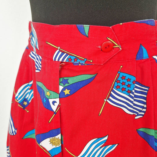 Einzigartige und nachhaltige Vintage Shorts in rot-blau-weiss mit Fahnen. Unique and sustainable vintage shorts in red-blue-white with flags. Close-up.