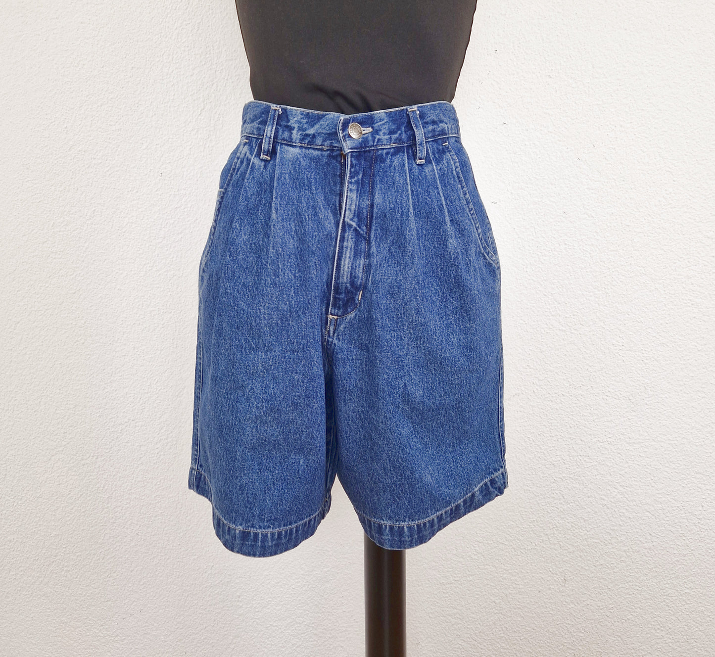 Einzigartige und nachhaltige Vintage Shorts in blau, Jeans. Unique and sustainable vintage shorts in blue, jeans. Front.