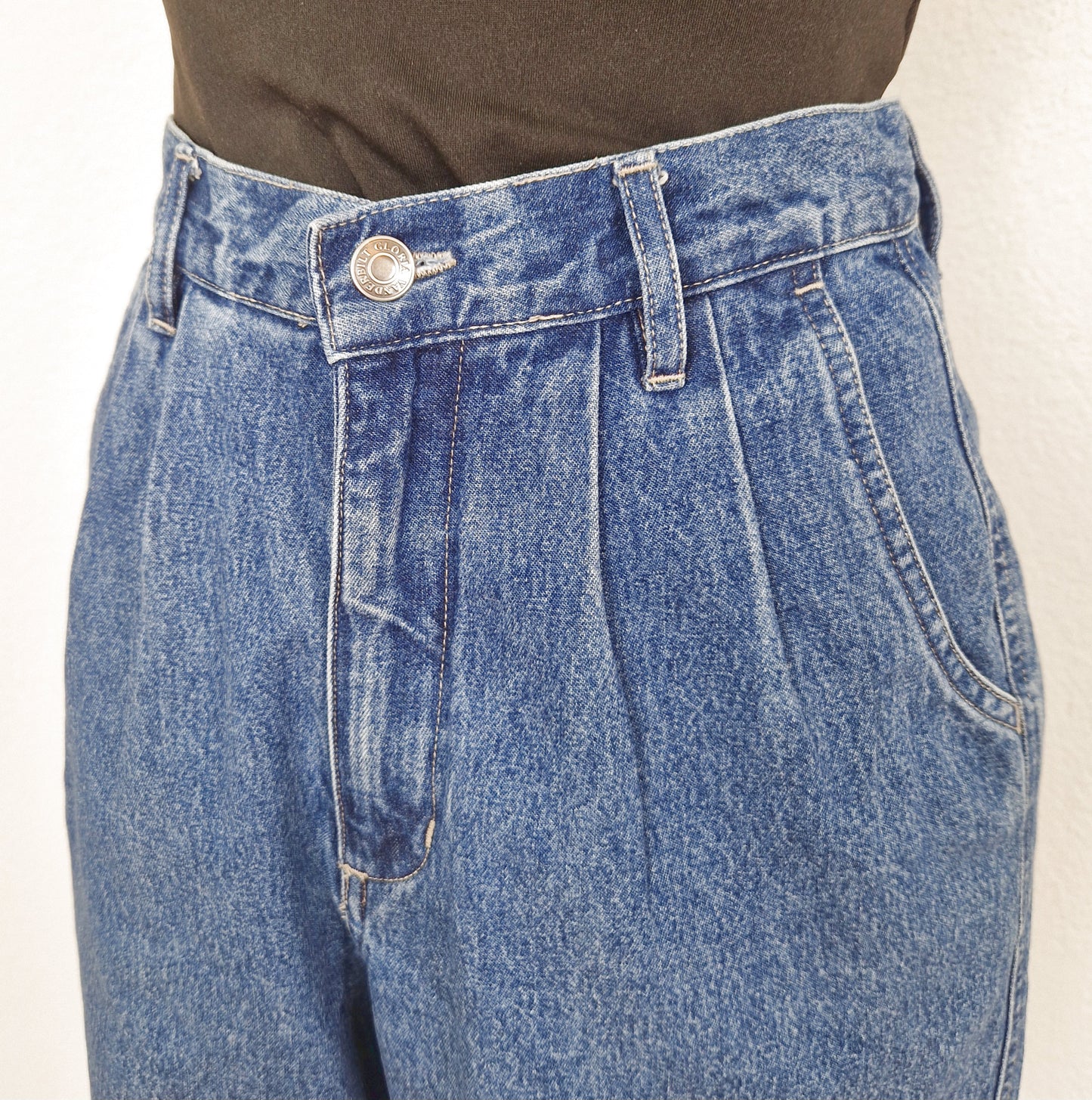 Einzigartige und nachhaltige Vintage Shorts in blau, Jeans. Unique and sustainable vintage shorts in blue, jeans. Close-up.