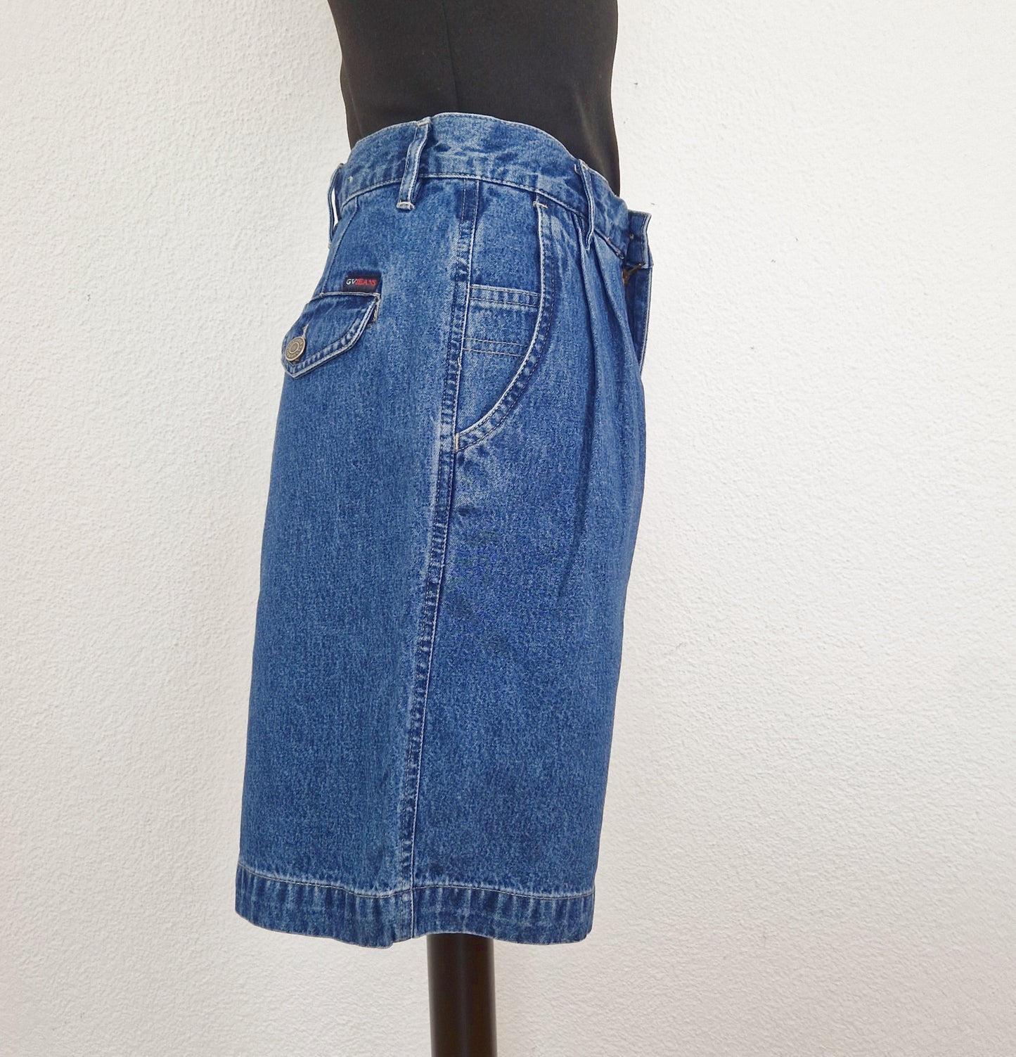 Einzigartige und nachhaltige Vintage Shorts in blau, Jeans. Unique and sustainable vintage shorts in blue, jeans. Side.
