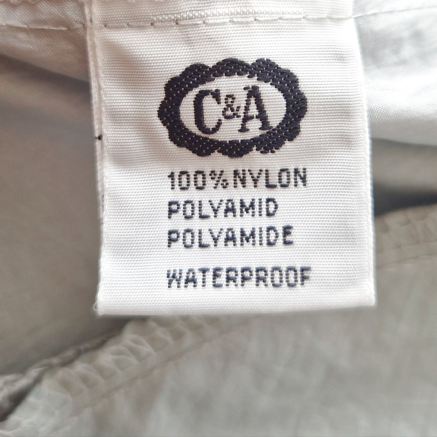 Einzigartiger und nachhaltiger Vintage Regenmantel in hellgrau. Unique and sustainable vintage raincoat in light grey. Tag.