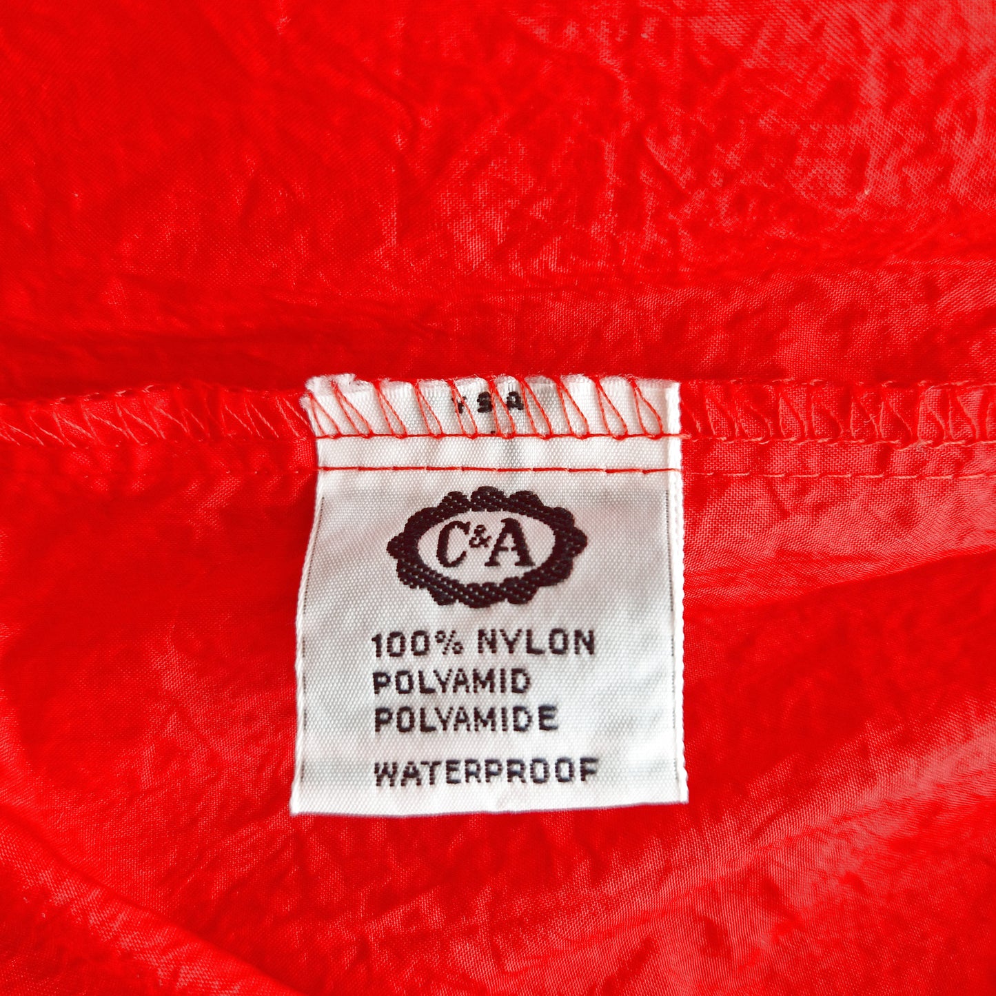 Einzigartiger und nachhaltiger Vintage Regenmantel in rot. Unique and sustainable vintage raincoat in red. Tag.