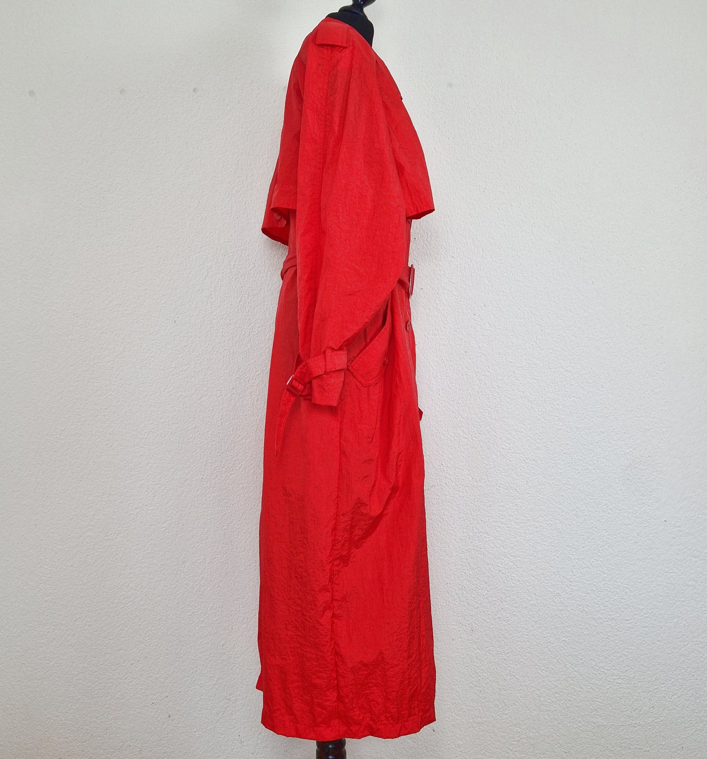 Einzigartiger und nachhaltiger Vintage Regenmantel in rot. Unique and sustainable vintage raincoat in red. Side.