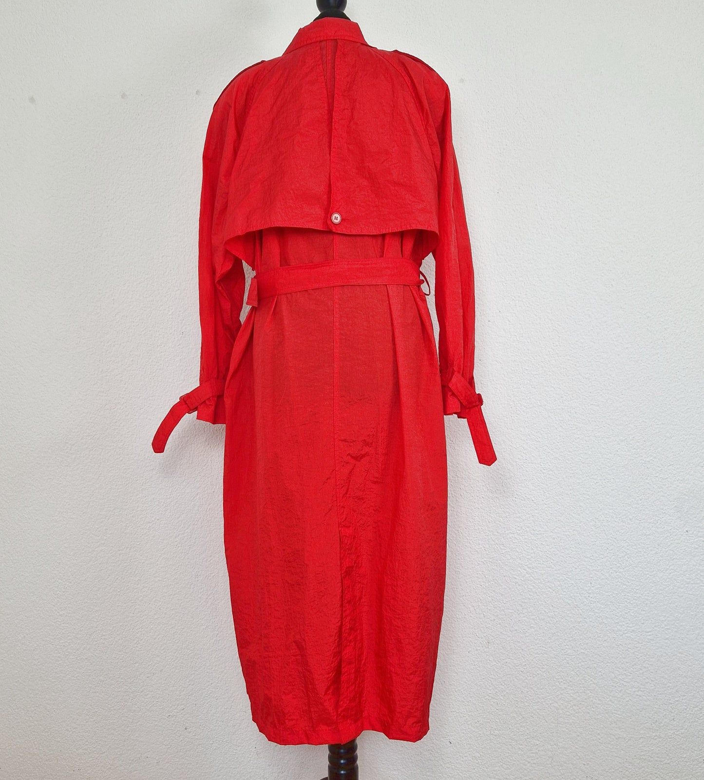 Einzigartiger und nachhaltiger Vintage Regenmantel in rot. Unique and sustainable vintage raincoat in red. Back.