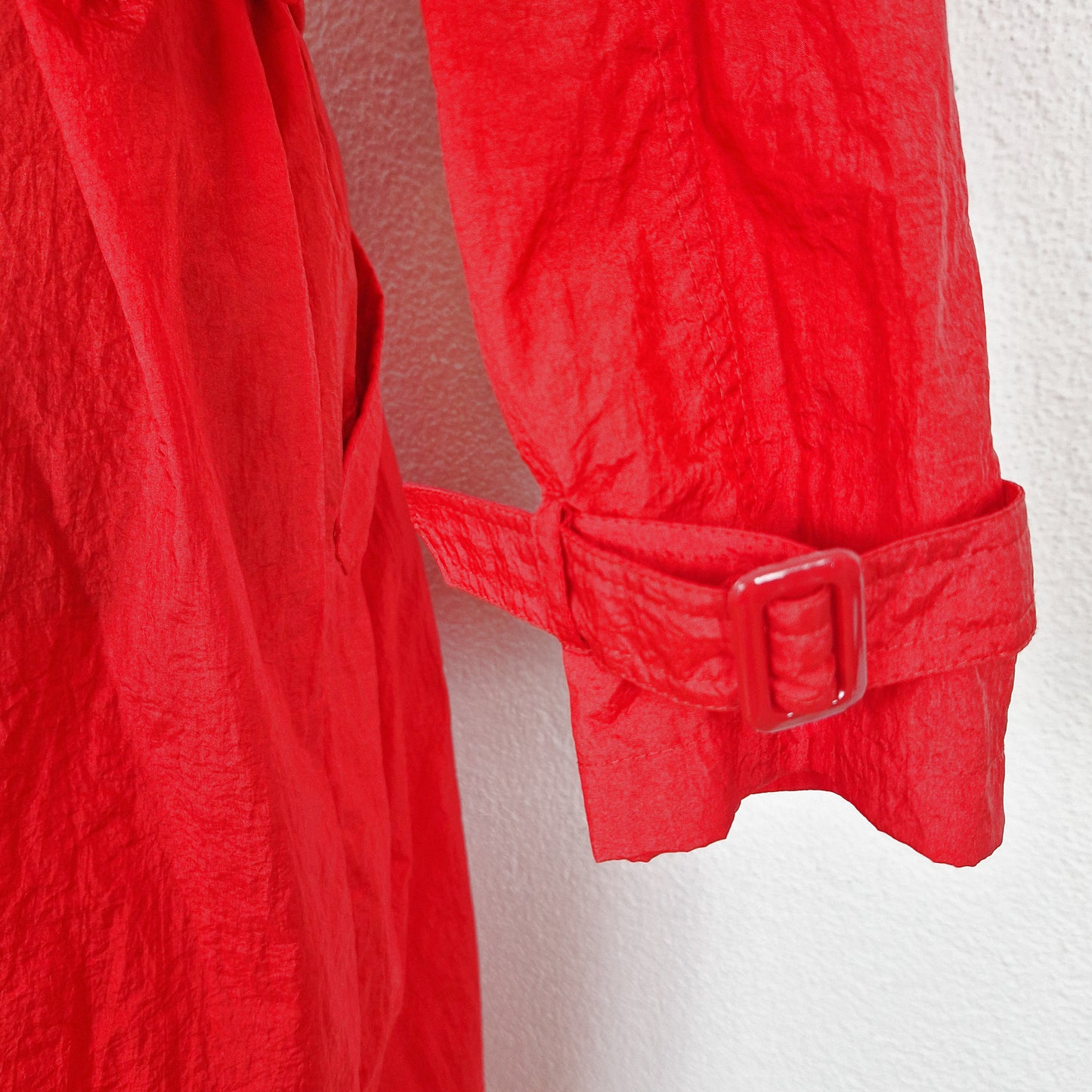 Einzigartiger und nachhaltiger Vintage Regenmantel in rot. Unique and sustainable vintage raincoat in red. Close-up 2.