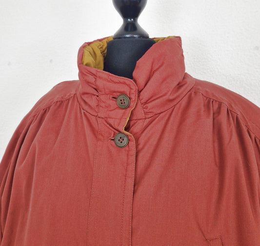 Einzigartiger und nachhaltiger Vintage Mantel in rostrot-ocker. Unique and sutainable vintage coat in rust-ochre. Close-up.