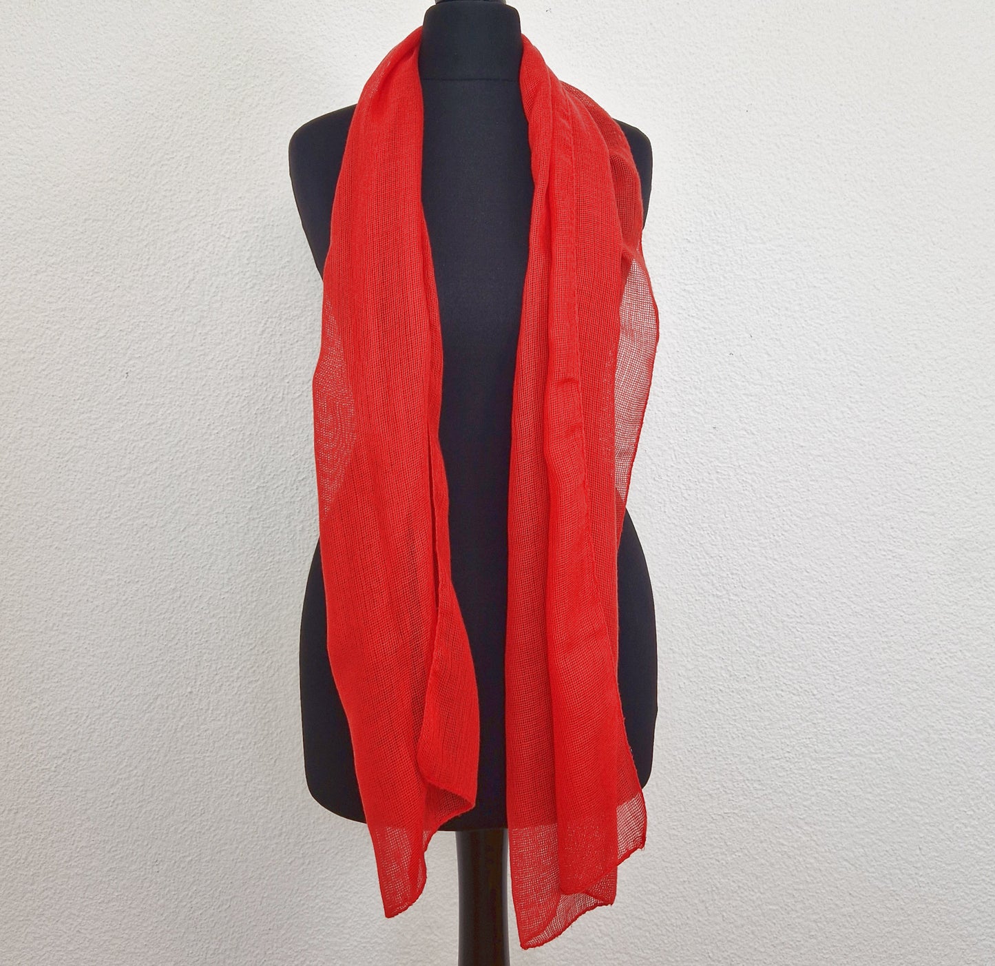 Einzigartiger und nachhaltiger Vintage Schal in rot. Unique and sustainable vintage scarf in red. Front 3.