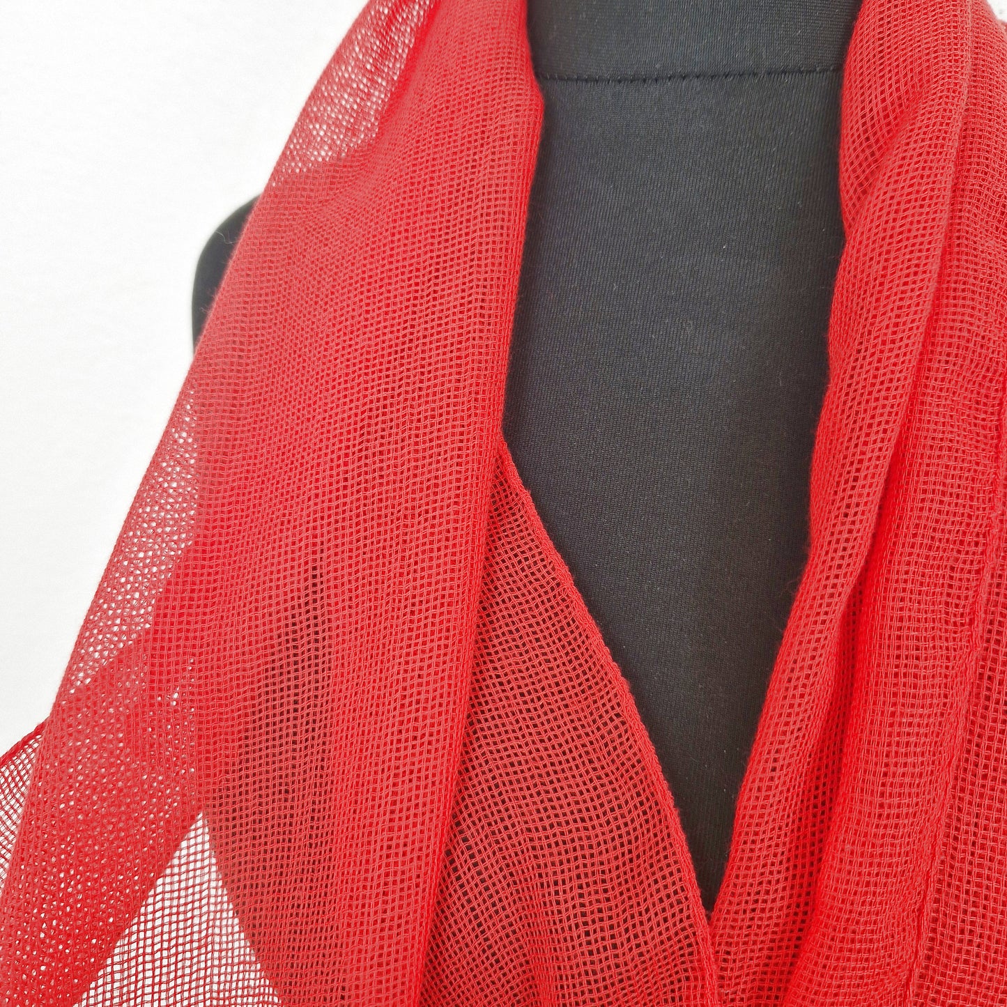 Einzigartiger und nachhaltiger Vintage Schal in rot. Unique and sustainable vintage scarf in red. Close-up.