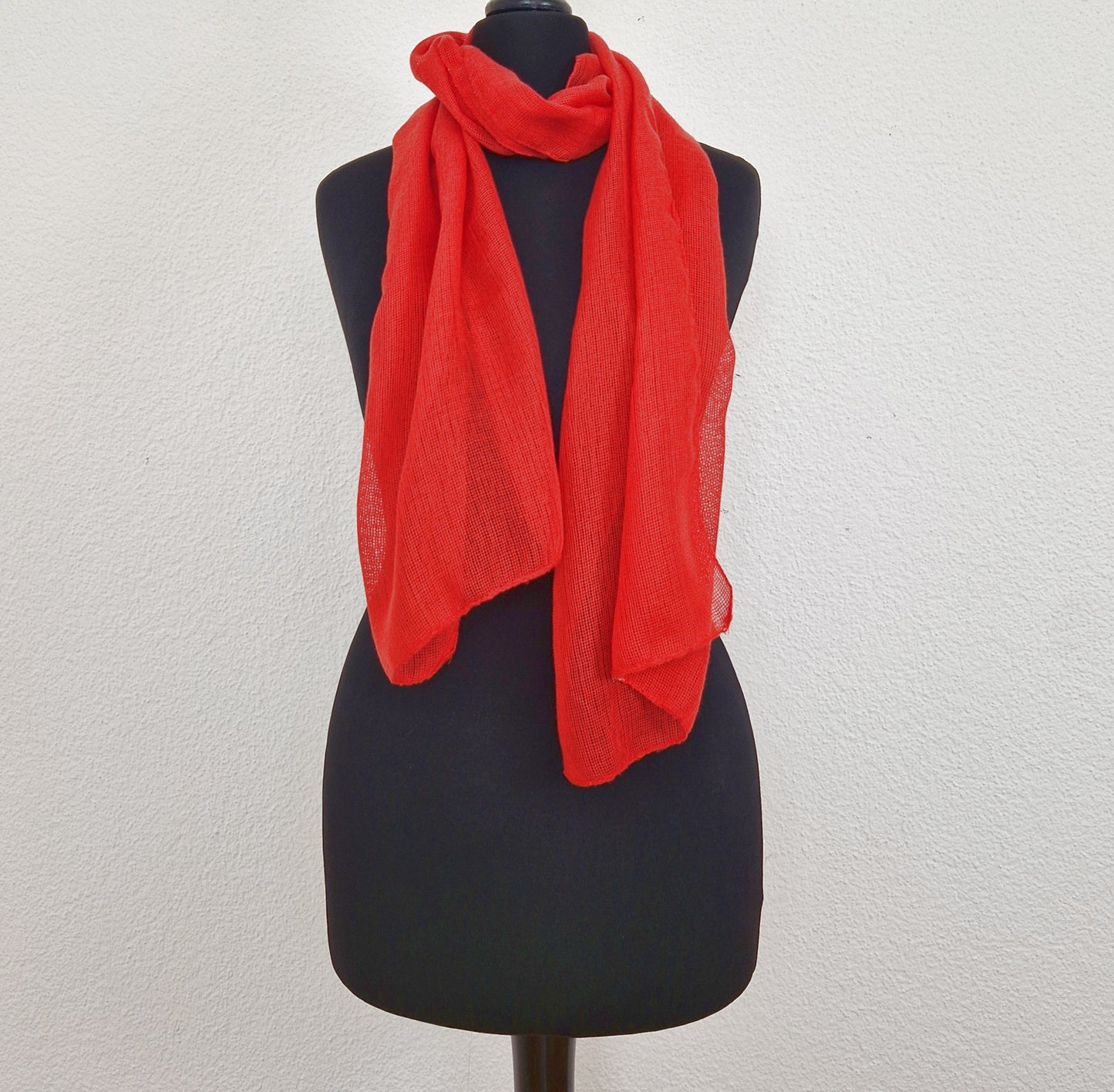 Einzigartiger und nachhaltiger Vintage Schal in rot. Unique and sustainable vintage scarf in red. Front 2.