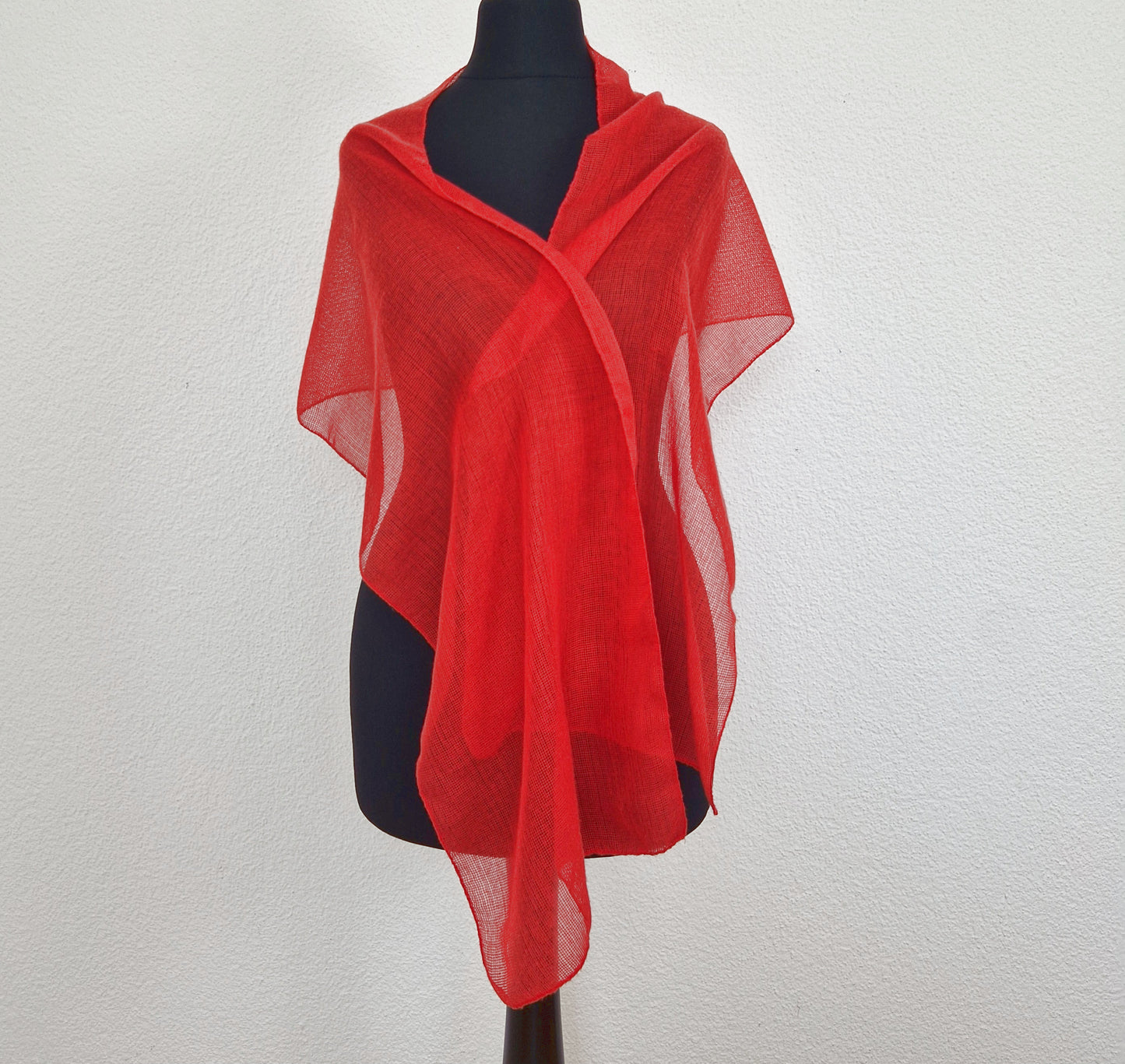 Einzigartiger und nachhaltiger Vintage Schal in rot. Unique and sustainable vintage scarf in red. Front 4.