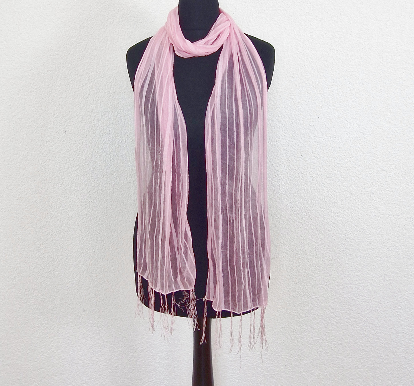 Einzigartiger und nachhaltiger Vintage Schal in rosa mit Streifen. Unique and sustainable vintage scarf in pink with stripes. Front 2.