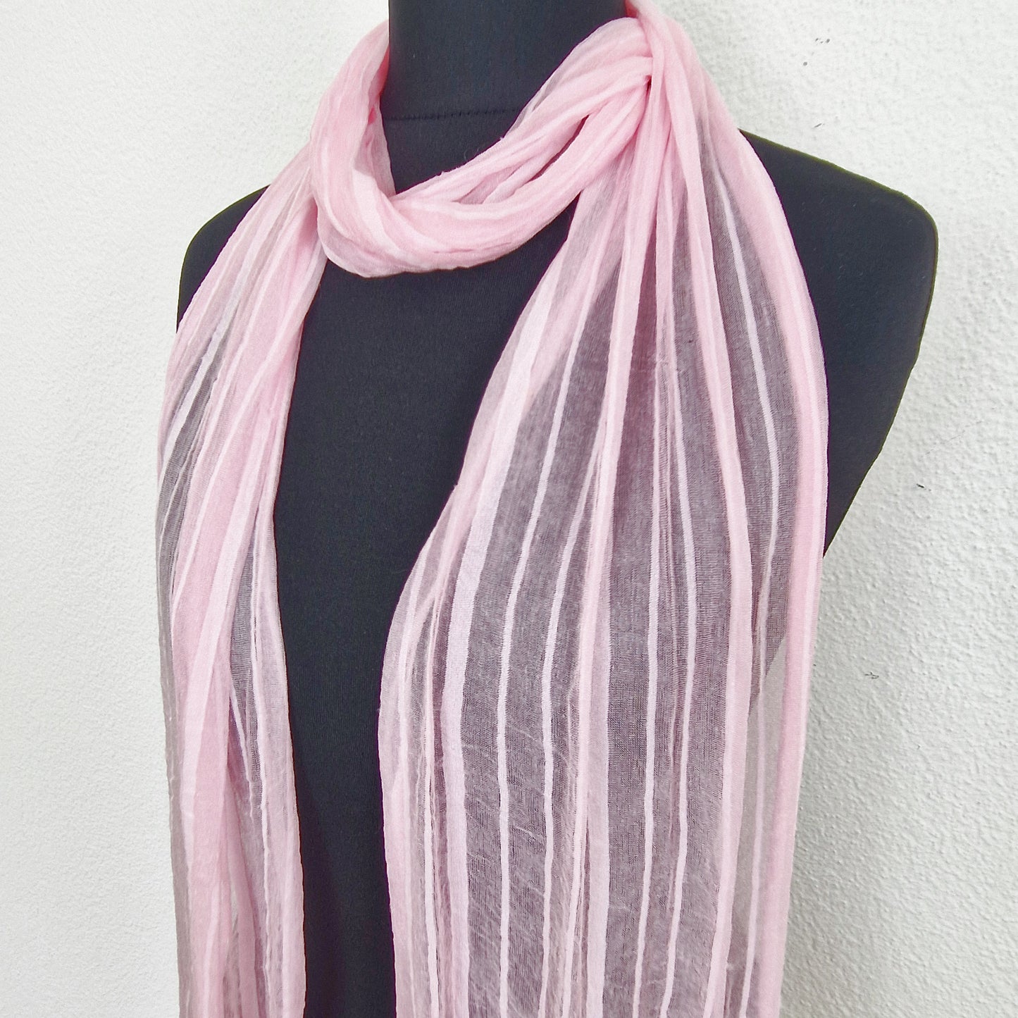 Einzigartiger und nachhaltiger Vintage Schal in rosa mit Streifen. Unique and sustainable vintage scarf in pink with stripes. Close-up.