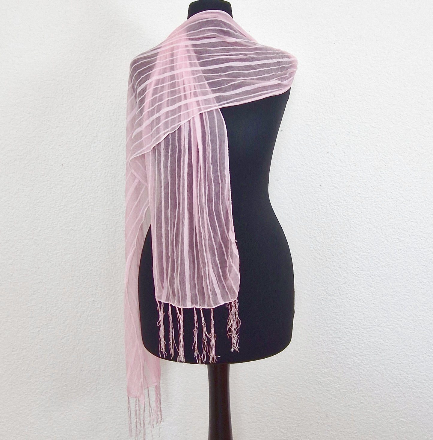 Einzigartiger und nachhaltiger Vintage Schal in rosa mit Streifen. Unique and sustainable vintage scarf in pink with stripes. Front 1.