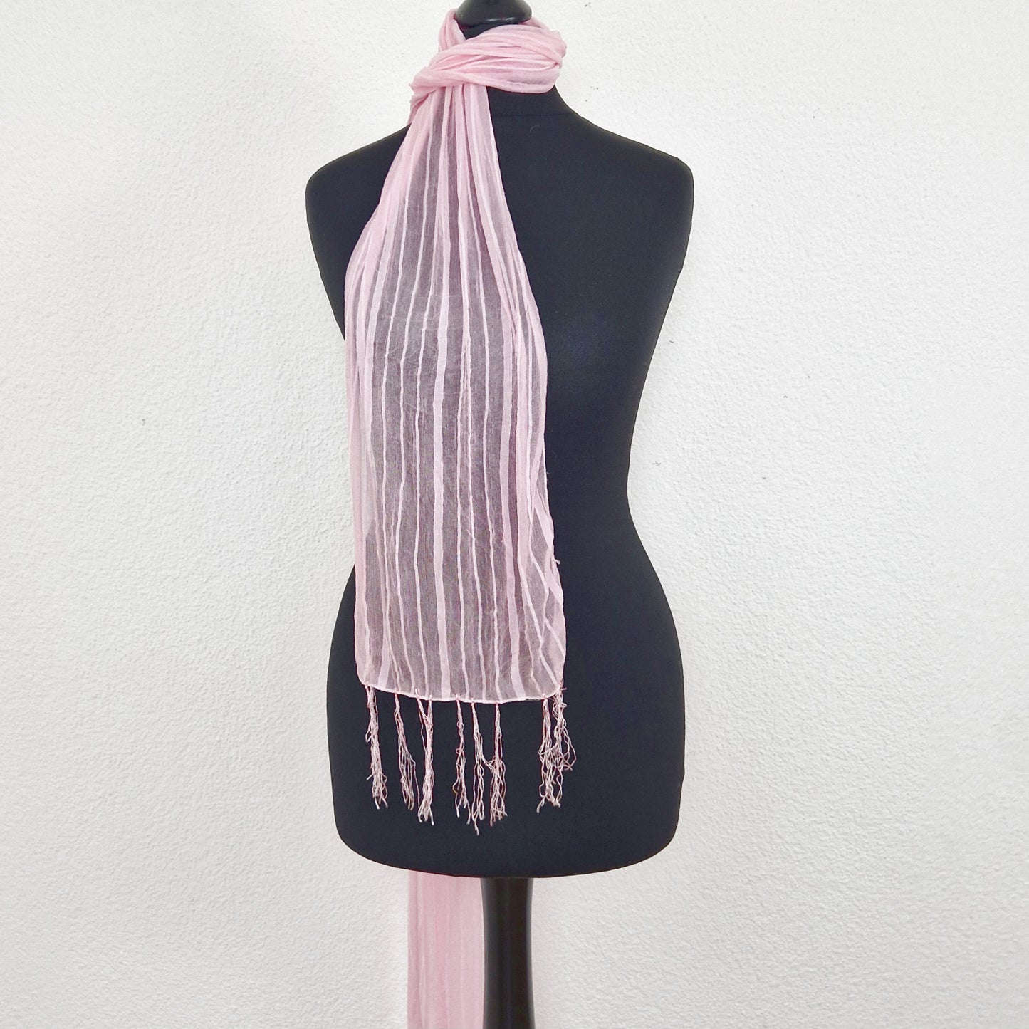 Einzigartiger und nachhaltiger Vintage Schal in rosa mit Streifen. Unique and sustainable vintage scarf in pink with stripes. Front 3.