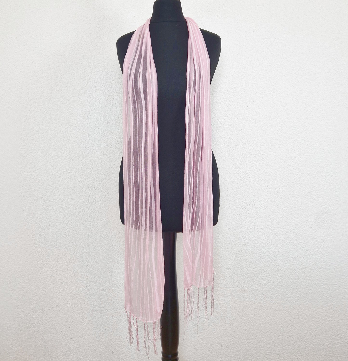 Einzigartiger und nachhaltiger Vintage Schal in rosa mit Streifen. Unique and sustainable vintage scarf in pink with stripes. Front 4.
