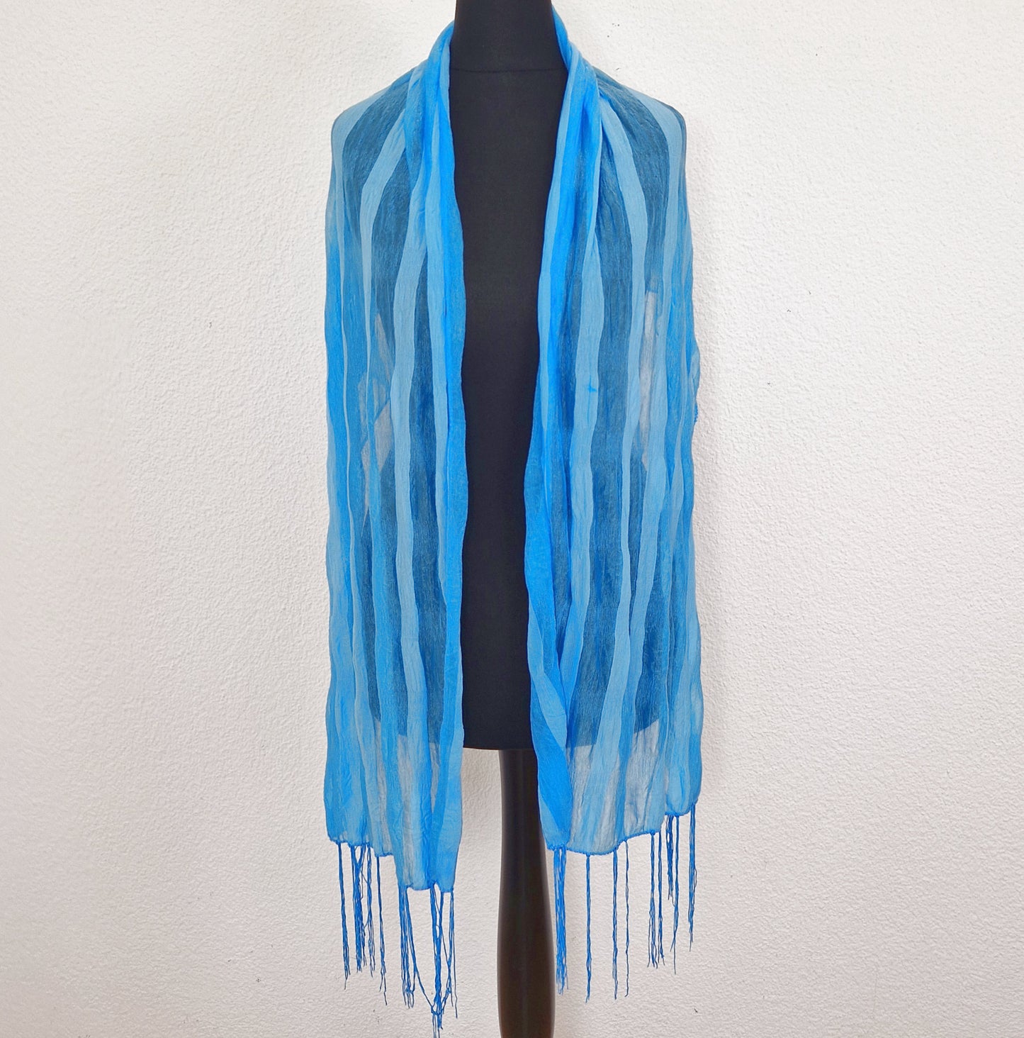 Einzigartiger und nachhaltiger Vintage Schal in Türkis mit Fransen. Unique and sustainable vintage scarf in turquois with fringe. Front 3.