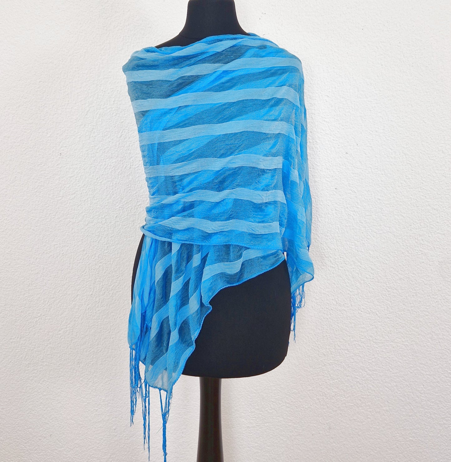Einzigartiger und nachhaltiger Vintage Schal in Türkis mit Fransen. Unique and sustainable vintage scarf in turquois with fringe. Front 4.