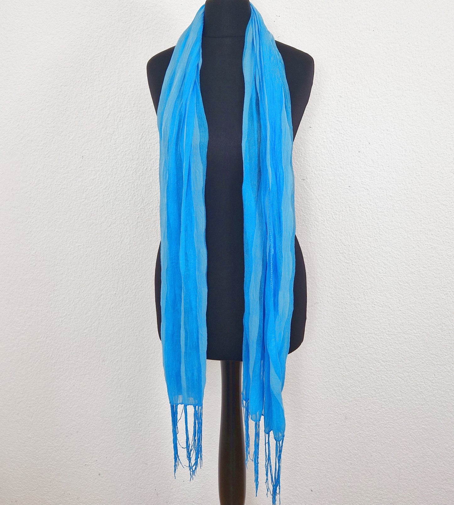 Einzigartiger und nachhaltiger Vintage Schal in Türkis mit Fransen. Unique and sustainable vintage scarf in turquois with fringe. Front 5.