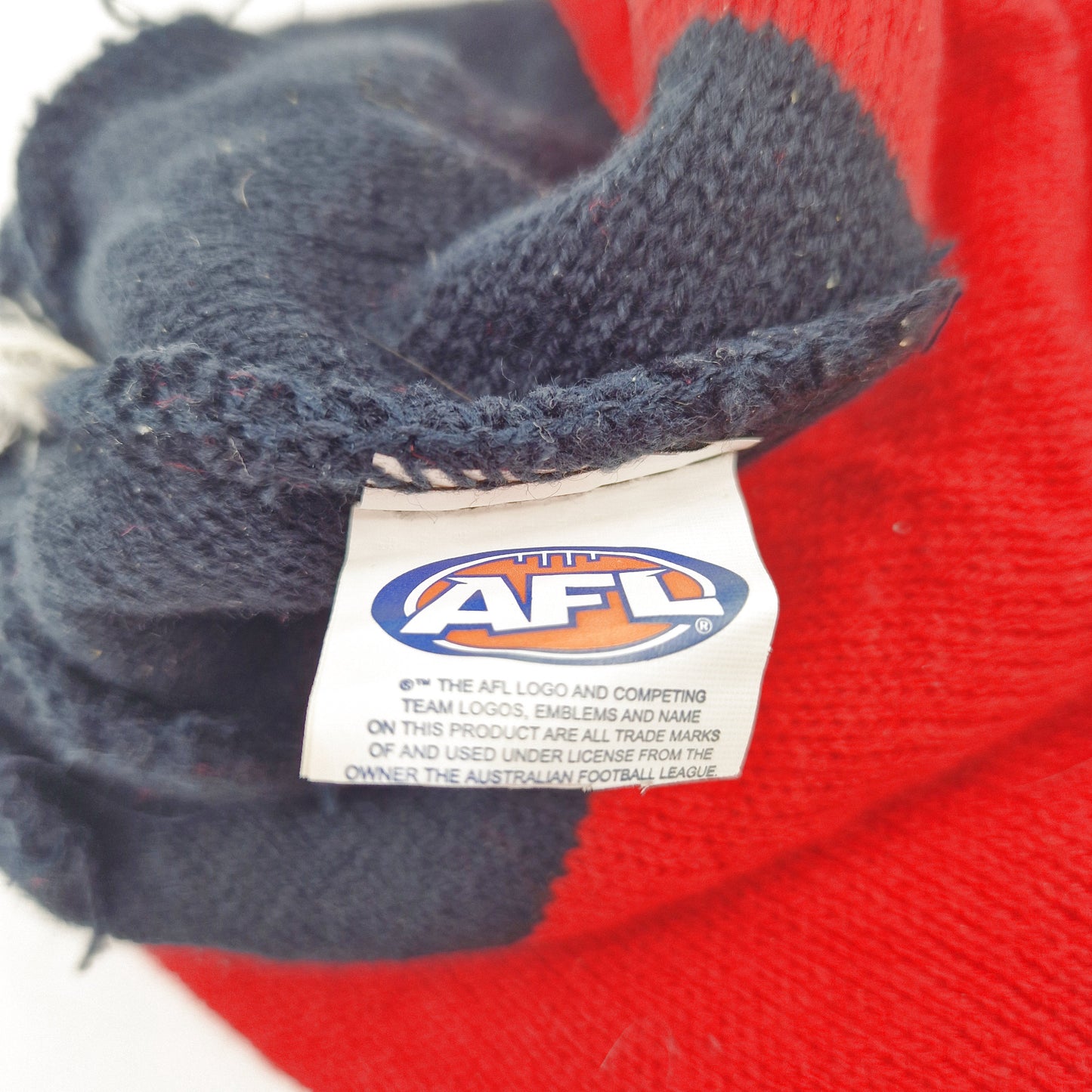 Einzigartige und nachhaltige Vintage Mütze in rot-schwarz, Demons. Unique and sustainable vintage beanie in red-black, Demons. Tag.