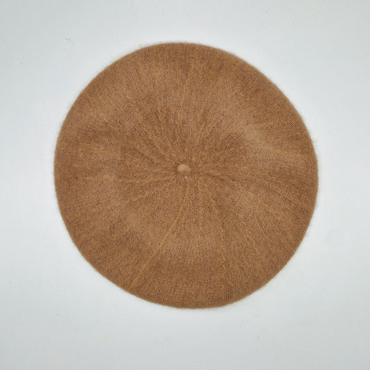 Einzigartiges und nachhaltiges Vintage Beret in beige. Unique and sustainable vintage beret in beige. Above.