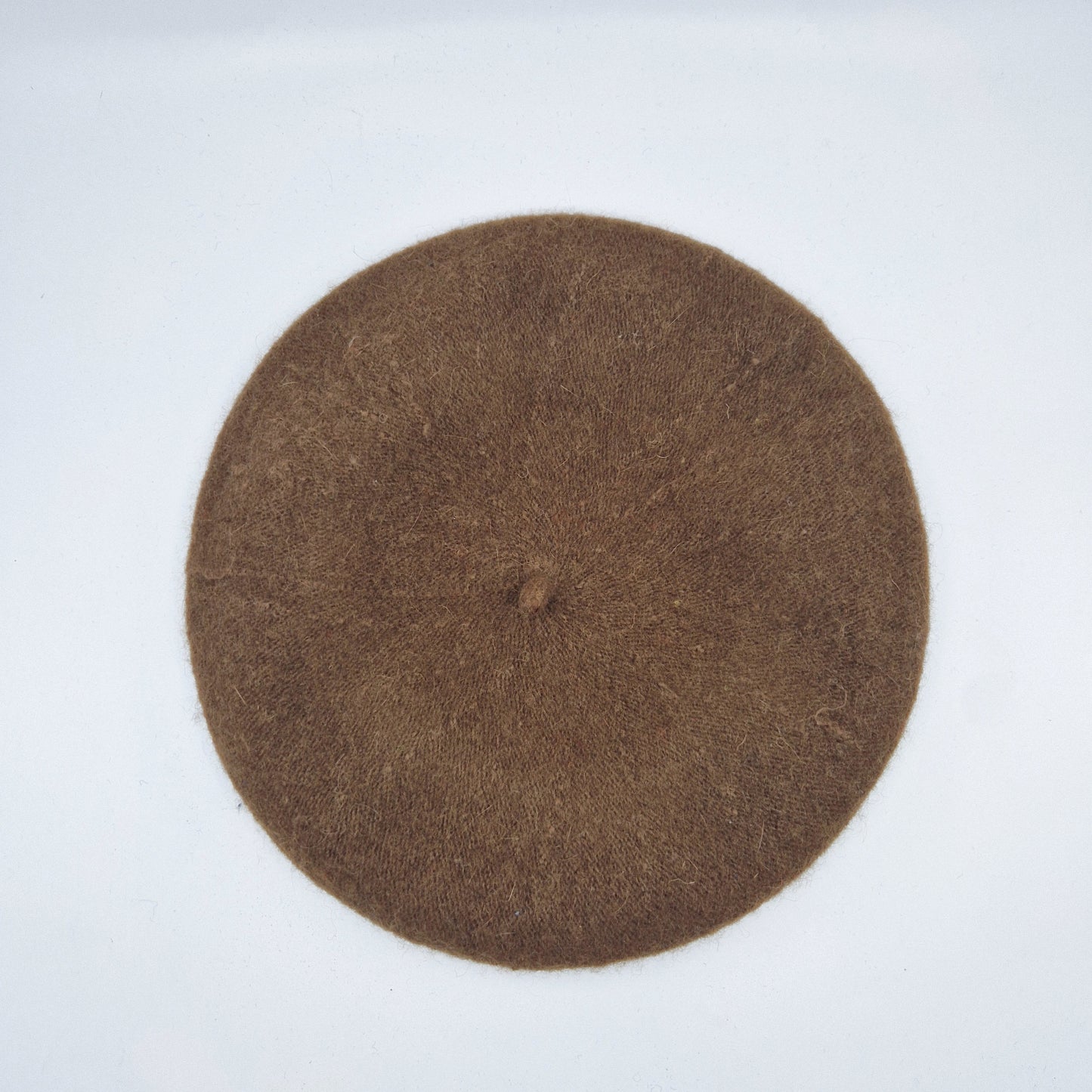 Einzigartiges und nachhaltiges Vintage Beret in braun. Unique and sustainable vintage beret in brown. Above.