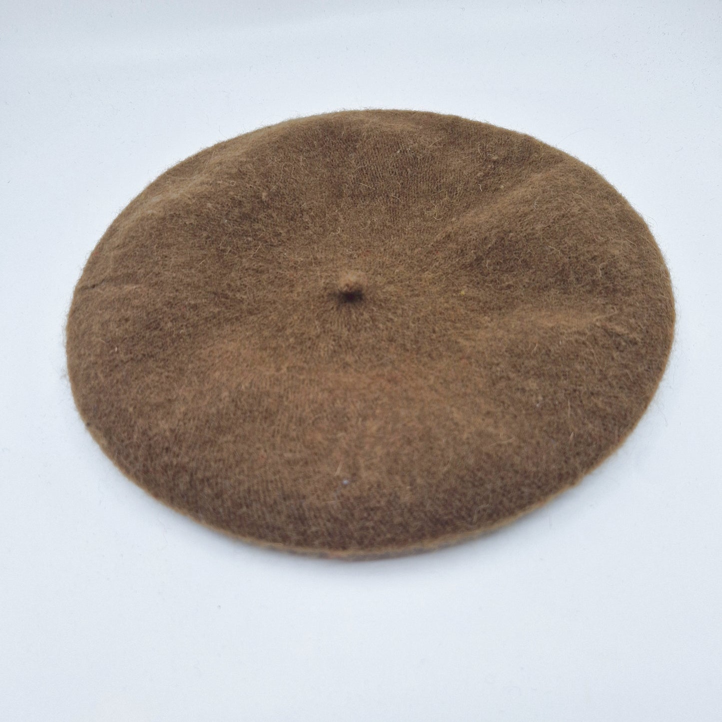 Einzigartiges und nachhaltiges Vintage Beret in braun. Unique and sustainable vintage beret in brown. Side.