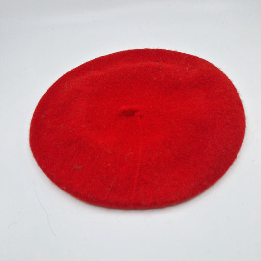 Einzigartiges und nachhaltiges Vintage Beret in rot. Unique and sustainable vintage beret in red. Side.