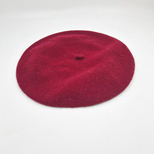 Einzigartiges und nachhaltiges Vintage Beret in weinrot. Unique and sustainable vintage beret in burgundy. Side.