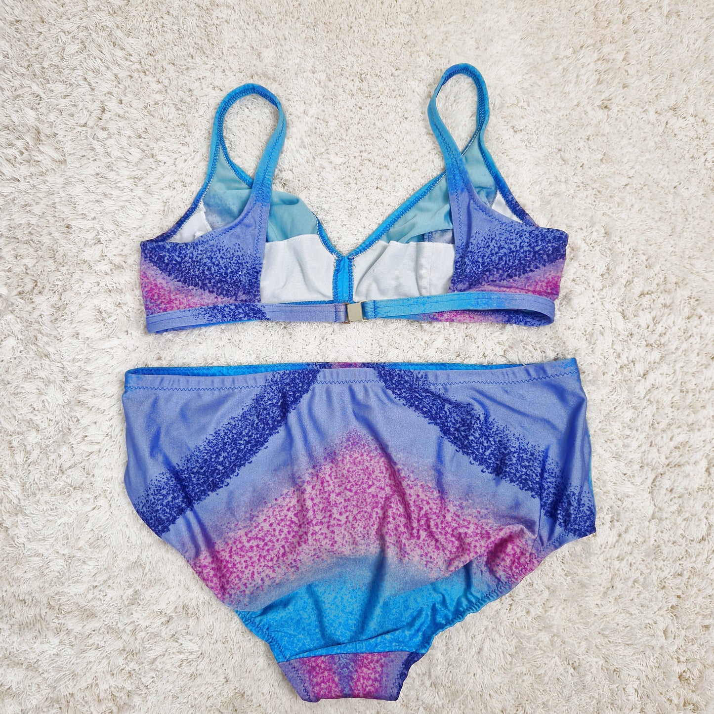 Einzigartiges und nachhaltiges Vintage Bikini mit Kleid in türkis-lila-blau. Unique and sustainable vintage bikini with dress in turquois-purple-blue. Back.