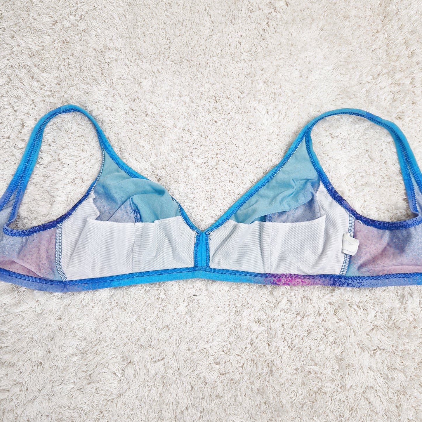 Einzigartiges und nachhaltiges Vintage Bikini mit Kleid in türkis-lila-blau. Unique and sustainable vintage bikini with dress in turquois-purple-blue. Back Bikini Top.