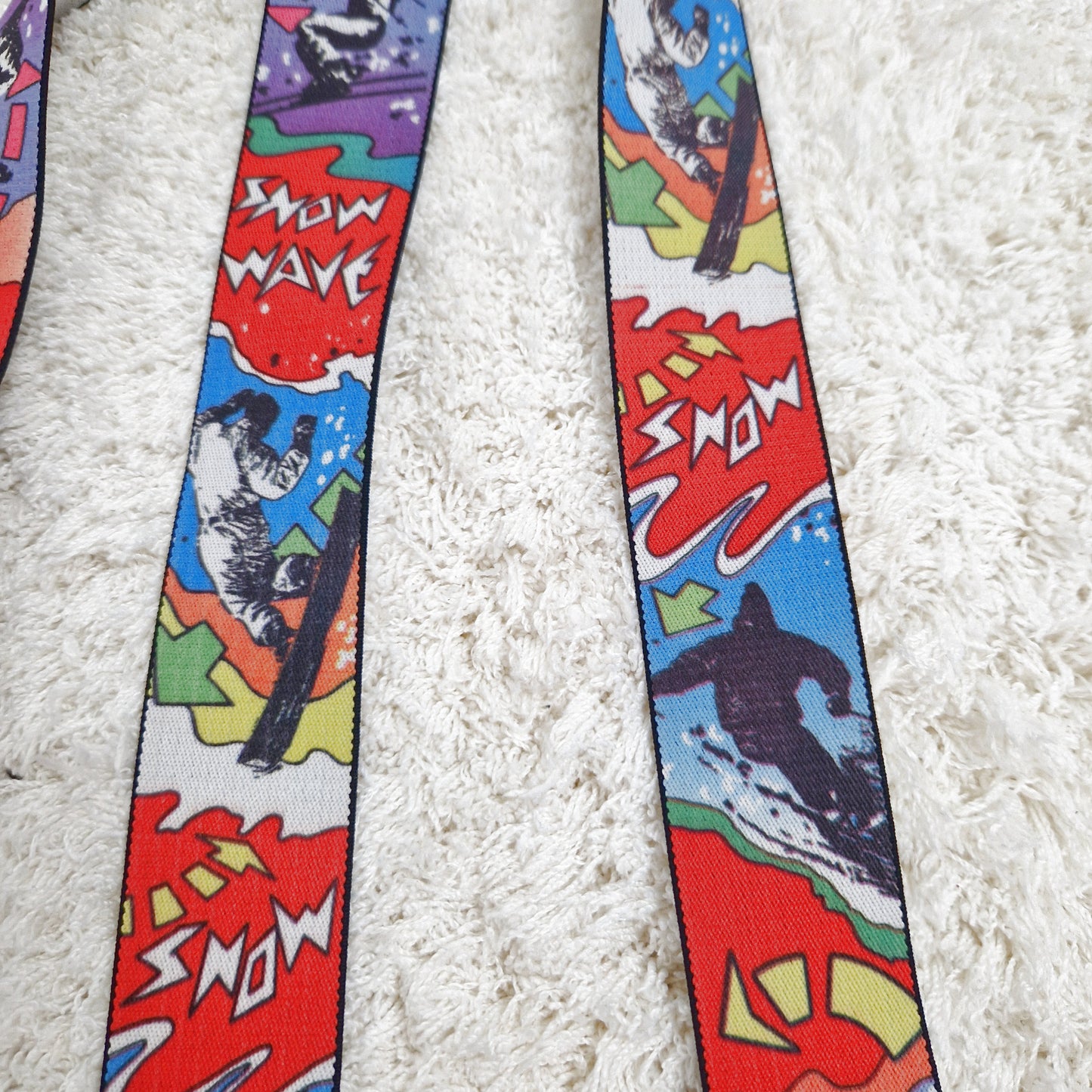 Einzigartige und nachhaltige Vintage Hosenträger, Skifahrer. Unique and sustainable suspenders, skiing. Close-up 2.