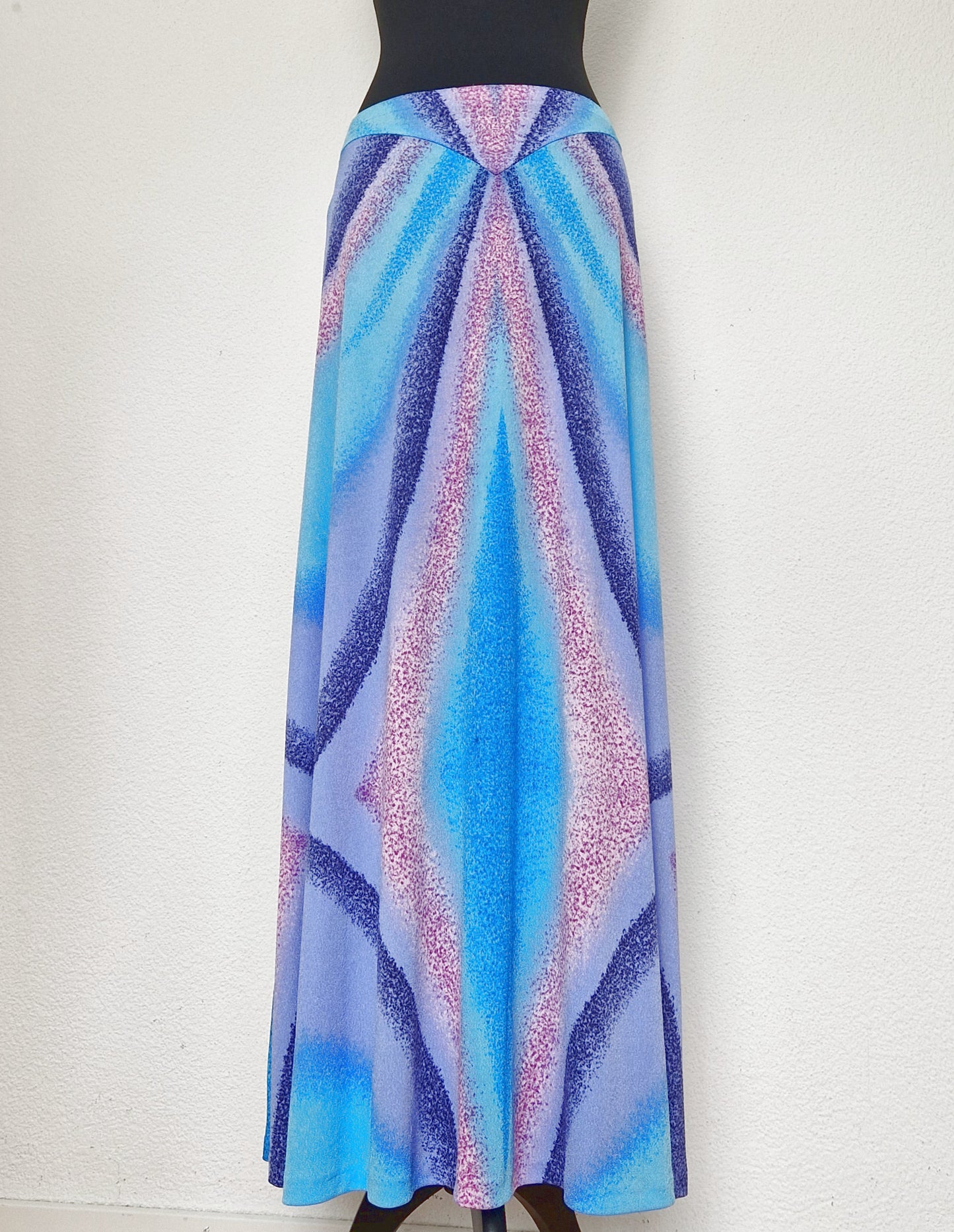 Einzigartiges und nachhaltiges Vintage Bikini mit Kleid in türkis-lila-blau. Unique and sustainable vintage bikini with dress in turquois-purple-blue. Skirt.