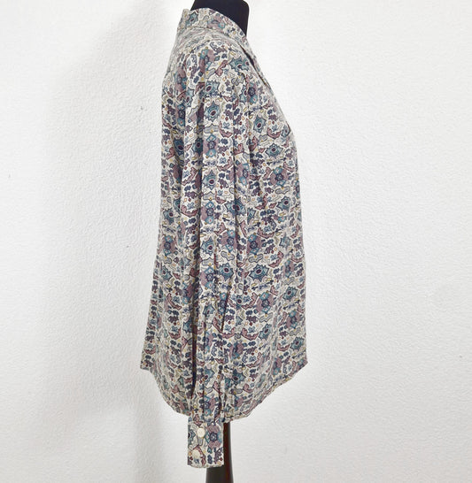 Einzigartiges und nachhaltiges Vintage Hemd in hellgrau-mint-rauchblau, geometrisch. Unique and sustainable vingtage shirt in light grey-mint-smoky blue, geometric. Side.