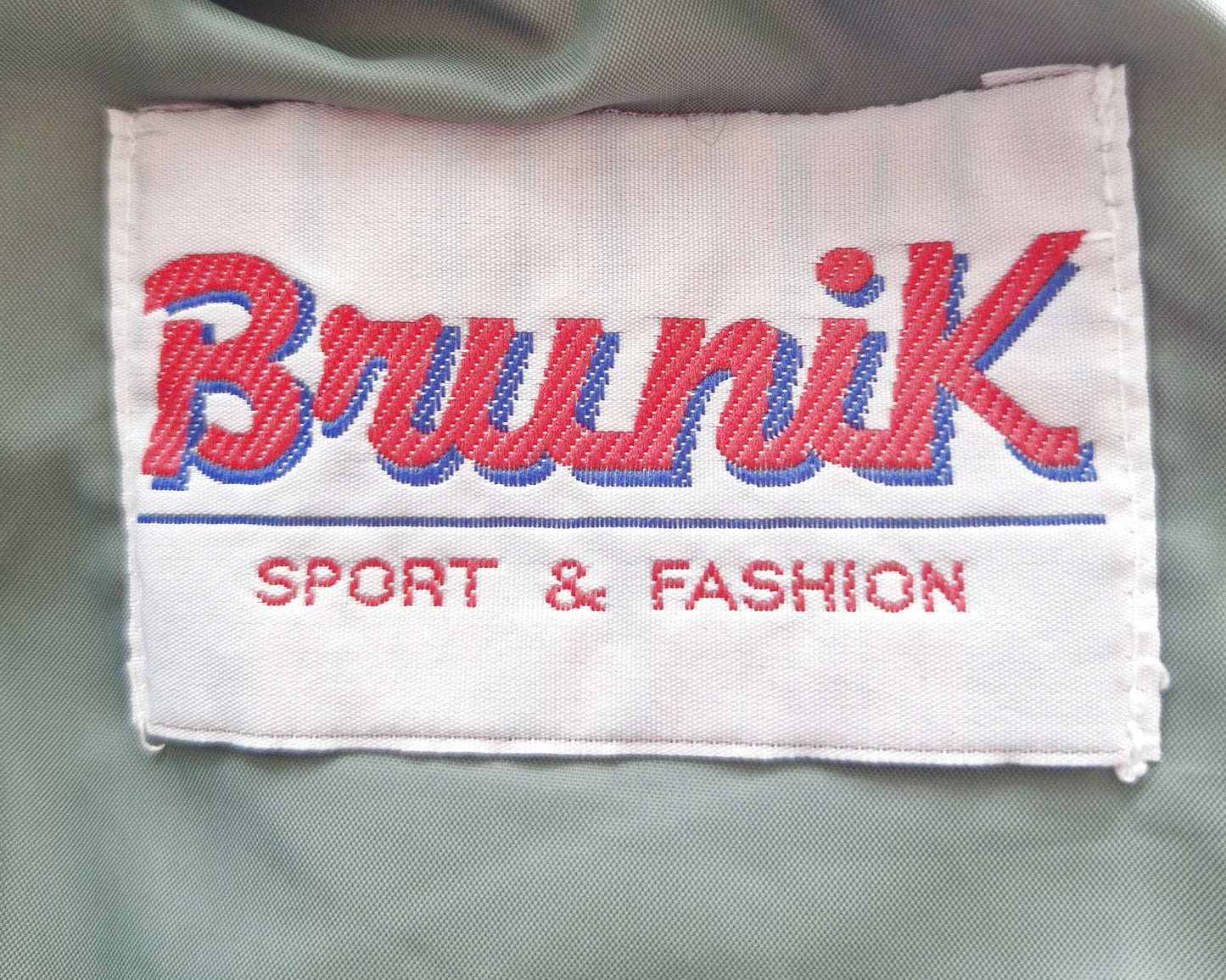 Einzigartiger und nachhaltiger Vintage Skinazug in fuchsia. Unique and sustainable vintage ski suit in fuchsia. Tag.