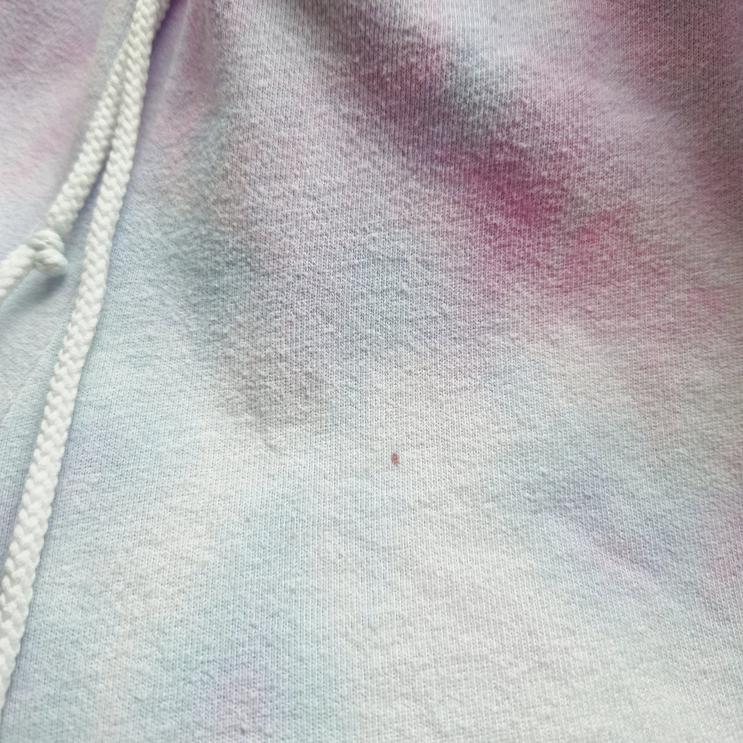 Einzigartige und nachhaltige Vintage Adidasshorts in hellblau-lila-pink. Imperfection